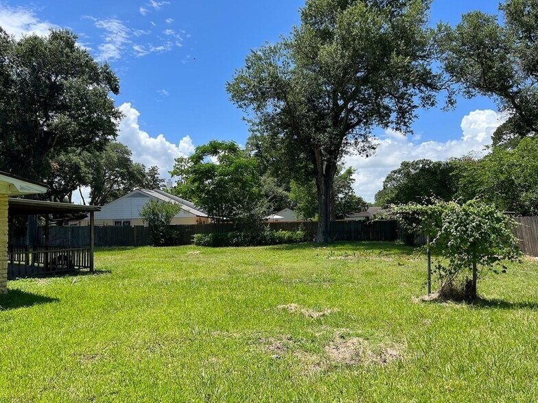 More Photos Of 1007 Meyer St, Sealy Multifamily For Sale