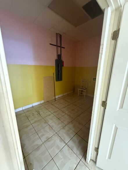 More Photos Of 11212 Perry Rd, Houston Storefront Retail Office For Lease