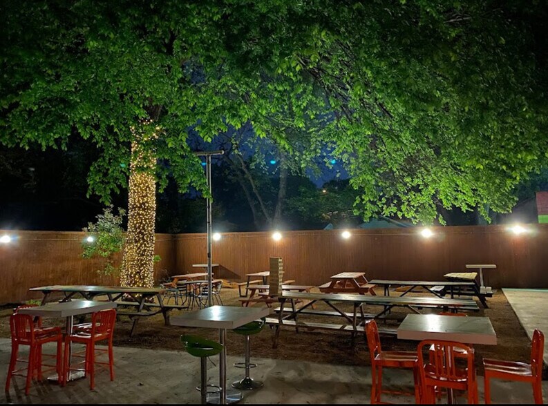 More Photos Of 3526 E 7th St, Austin Bar For Lease