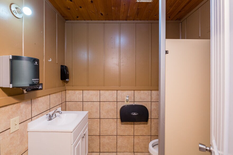 More Photos Of 48 Little Missouri Rd, Jane Restaurant For Sale