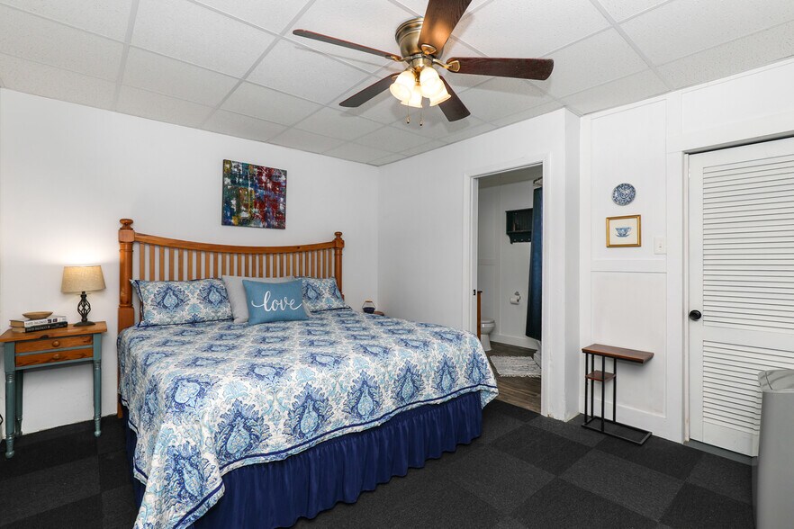 More Photos Of 18 W Currahee St, Toccoa Showroom For Sale