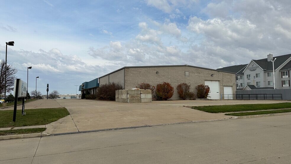 More Photos Of 2401 1/2 Empire, Bloomington General Retail For Sale