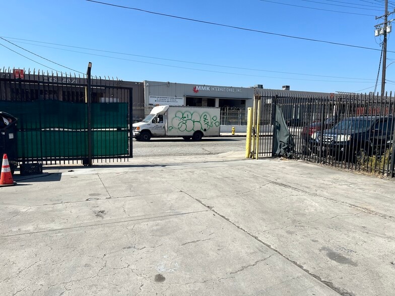 More Photos Of 2021 E 25th St, Los Angeles Manufacturing For Sale