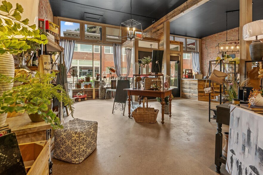 More Photos Of 453-463 S Thompson Ave, Excelsior Springs Storefront Retail Office For Sale