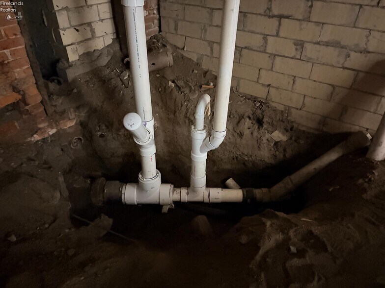 More Photos Of 110 Railroad St, Clyde Restaurant For Sale