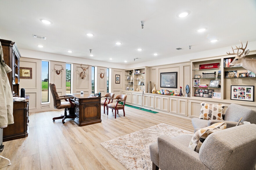 More Photos Of 3790 Lamar Ave, Paris Warehouse For Sale