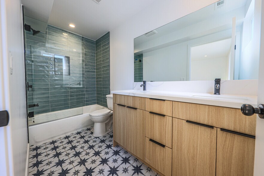 More Photos Of 2010 S Dunsmuir Ave, Los Angeles Multifamily For Sale