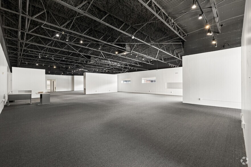 More Photos Of 1710 Hi Line Dr, Dallas Showroom For Lease