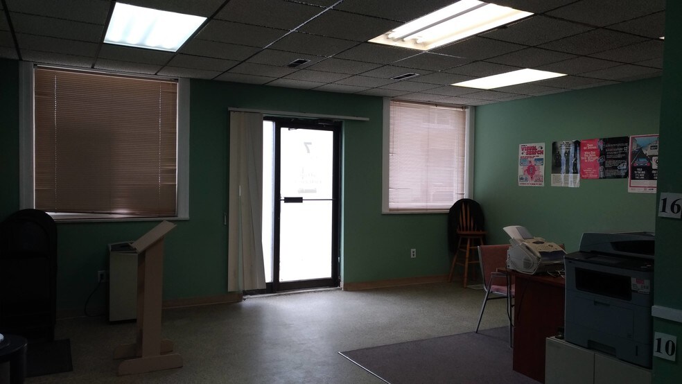 More Photos Of 27 William St, St Catharines Flex For Sale