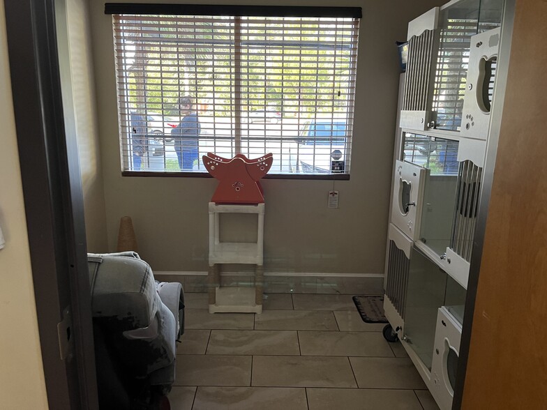 More Photos Of 1343 Lane Ave S, Jacksonville Veterinarian Kennel For Sale