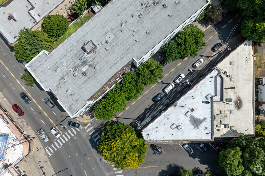 More Photos Of 1960 SE Hawthorne Blvd, Portland Apartments For Sale