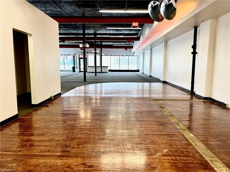 More Photos Of 641 Lincoln Way W, Massillon Showroom For Lease