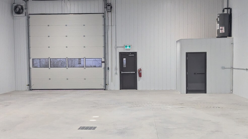 More Photos Of 17 Don Valley Pky, Oakbank Warehouse For Lease