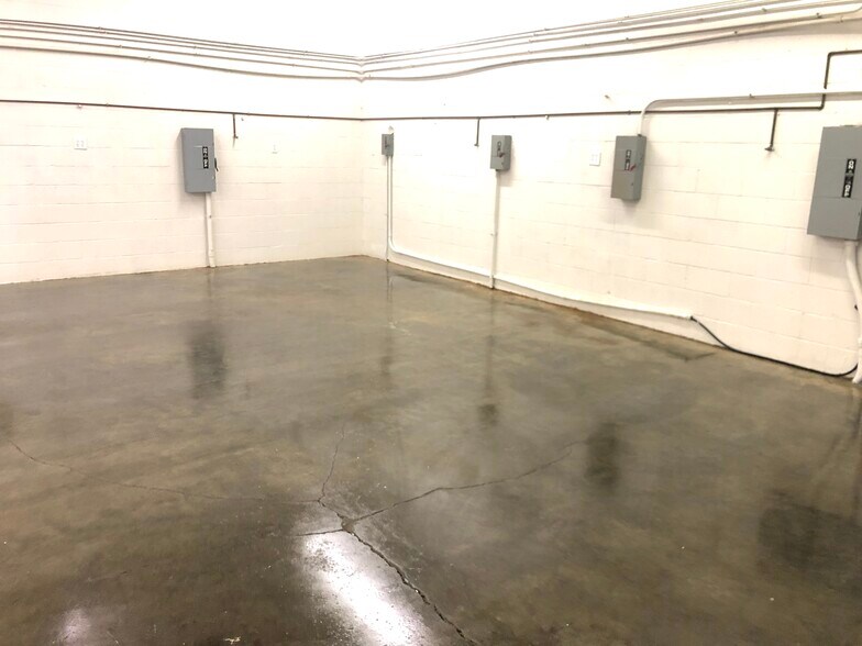 More Photos Of 1222 Hardin Rd, Dallas Manufacturing For Lease