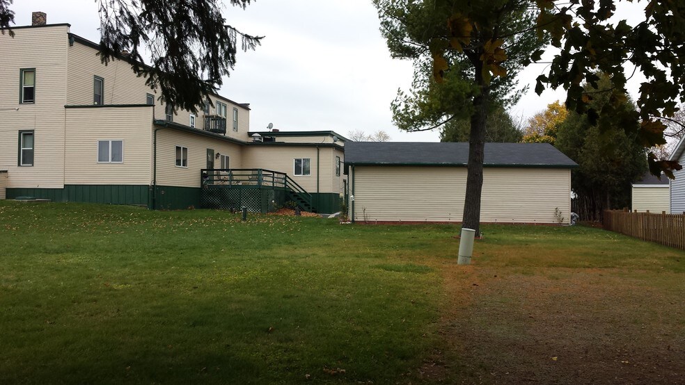 More Photos Of 506 Forest Home Dr, Francis Creek Apartments For Sale