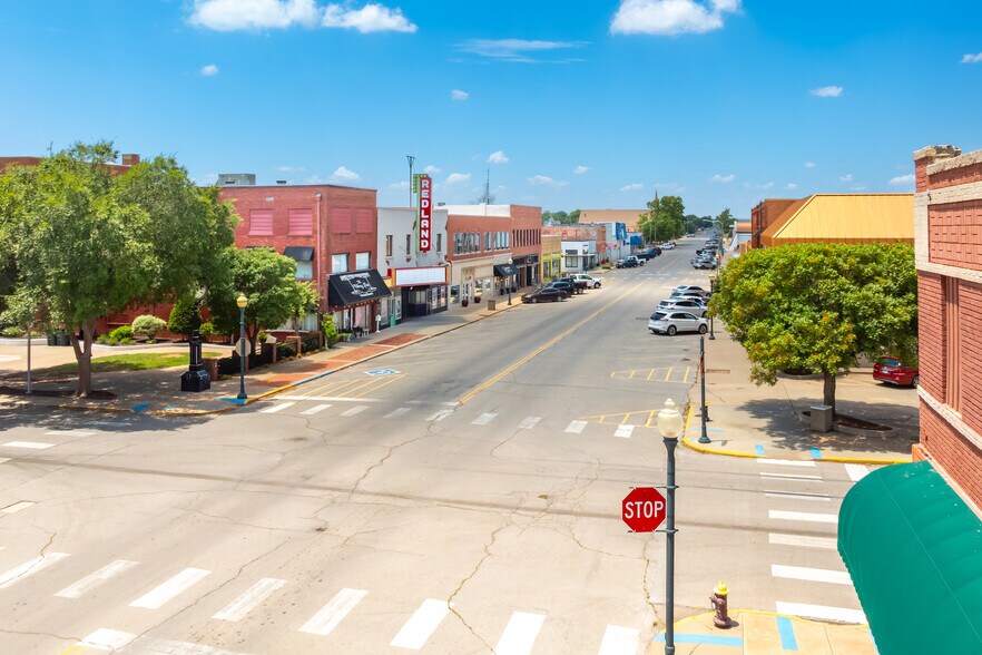 More Photos Of 606 Frisco Ave, Clinton Storefront Retail Office For Sale