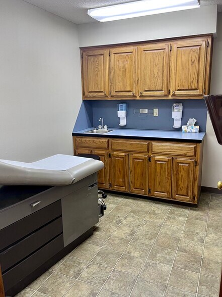More Photos Of 408 N Main St, Noble Medical For Lease