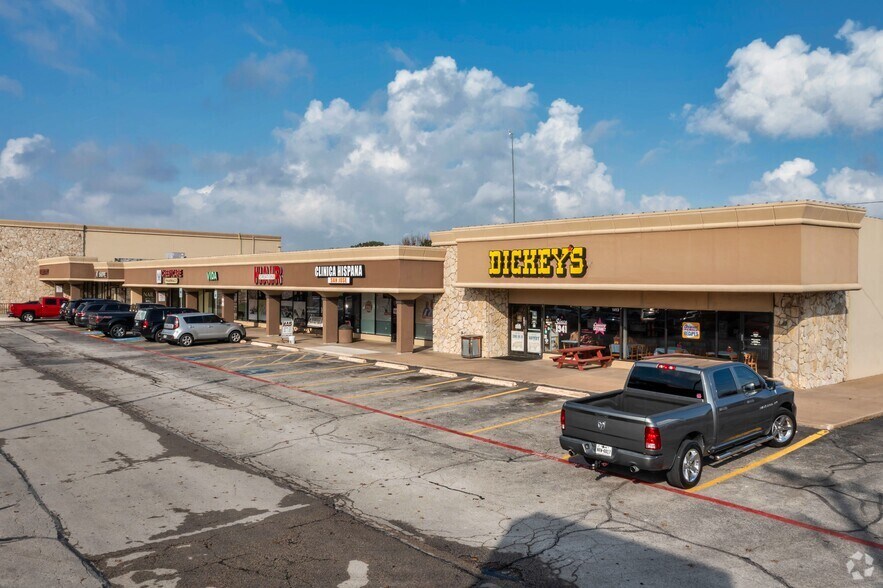 More Photos Of 1413-1529 W Buckingham Rd, Garland Unknown For Lease