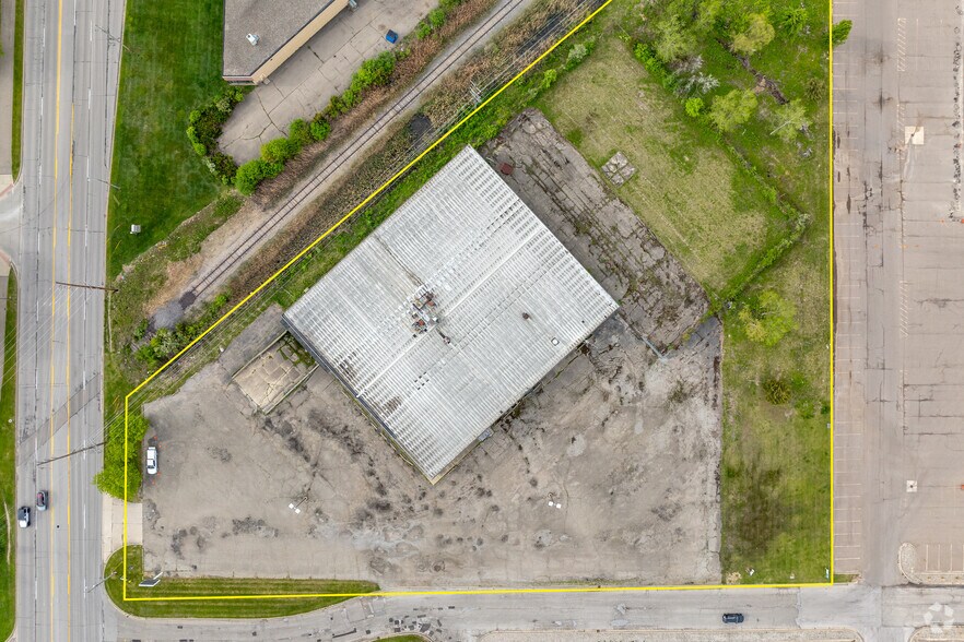 More Photos Of 3070 S Linden Rd, Flint Distribution For Lease