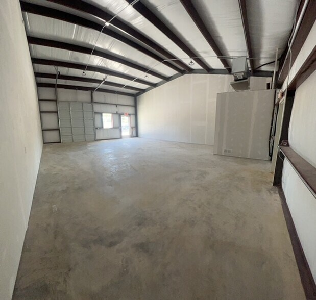More Photos Of 4230 US-67, Cleburne Warehouse For Lease
