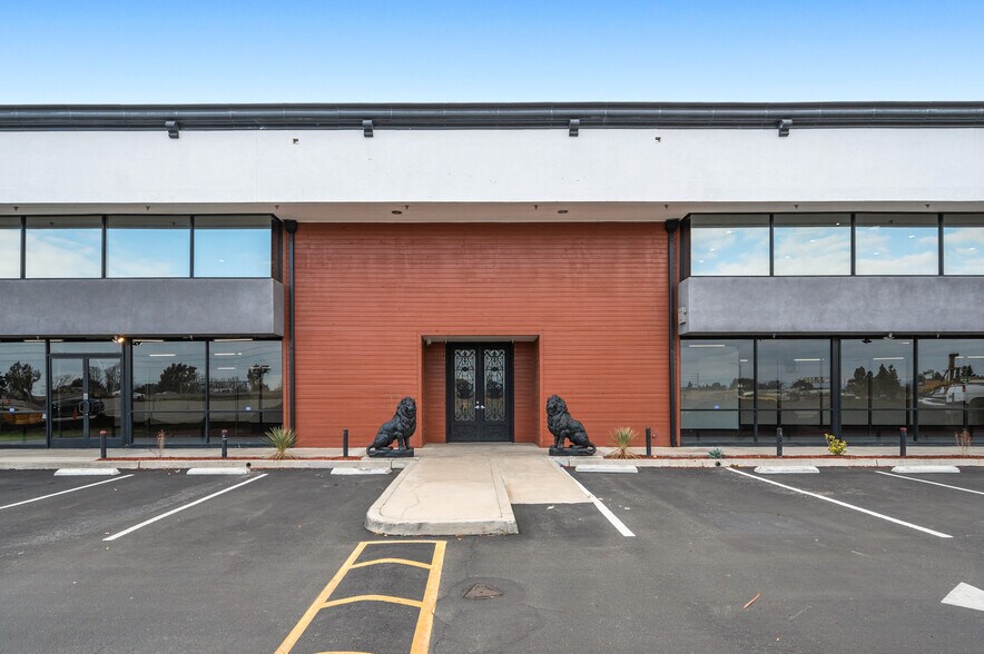 More Photos Of 800 E Dyer Rd, Santa Ana Showroom For Sale