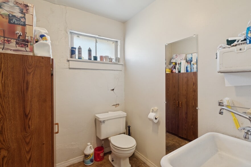 More Photos Of 314 N Penn Ave, Independence Freestanding For Sale