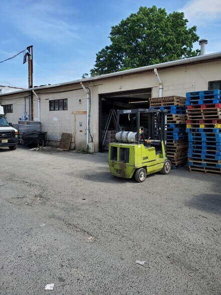 More Photos Of 2250 Urbanowitz Ave, Linden Industrial For Lease