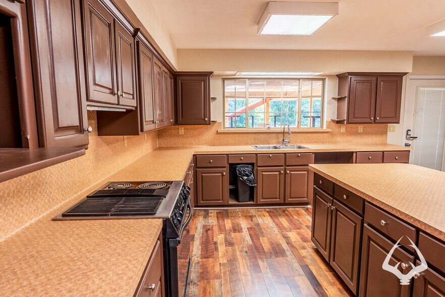 More Photos Of 205 N Wheeler Rd, Colmesneil Office For Sale