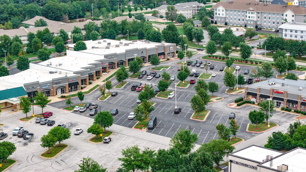 More Photos Of 1267 N Steamboat Dr, Fayetteville Unknown For Lease