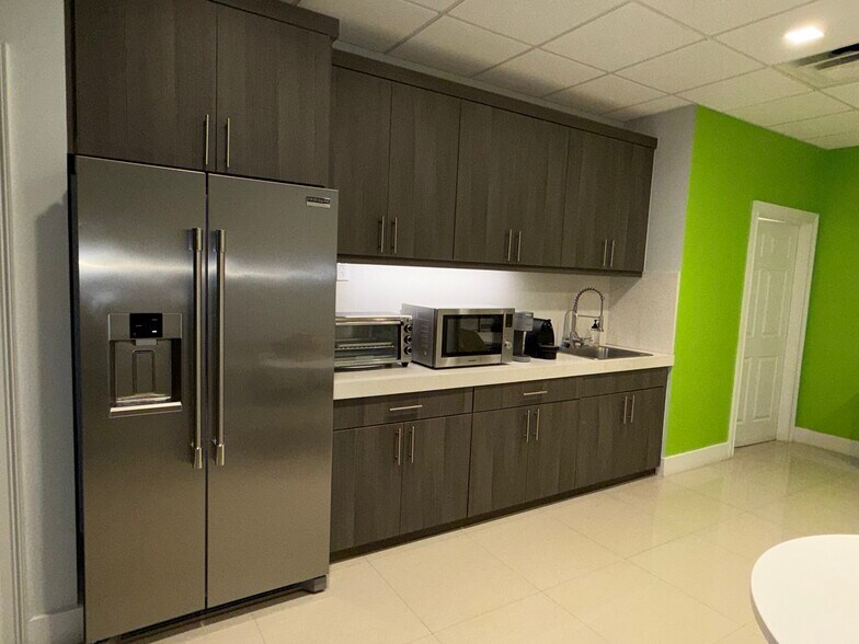 More Photos Of 8111-8119 NW 33rd St, Miami Warehouse For Sale