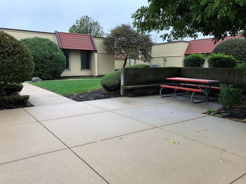 More Photos Of 1 Smoke Tree Plz, North Aurora Office For Lease