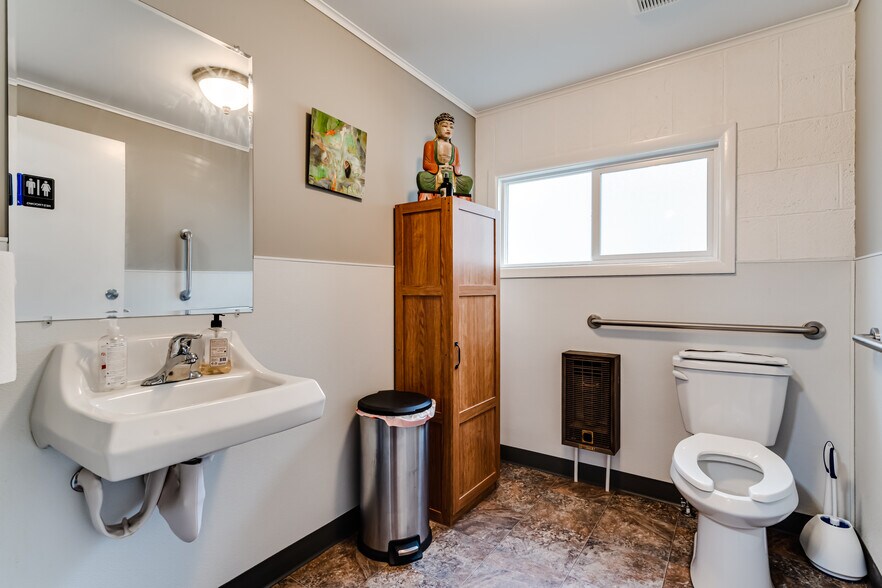 More Photos Of 502 E Whiteaker Ave, Cottage Grove Medical For Sale