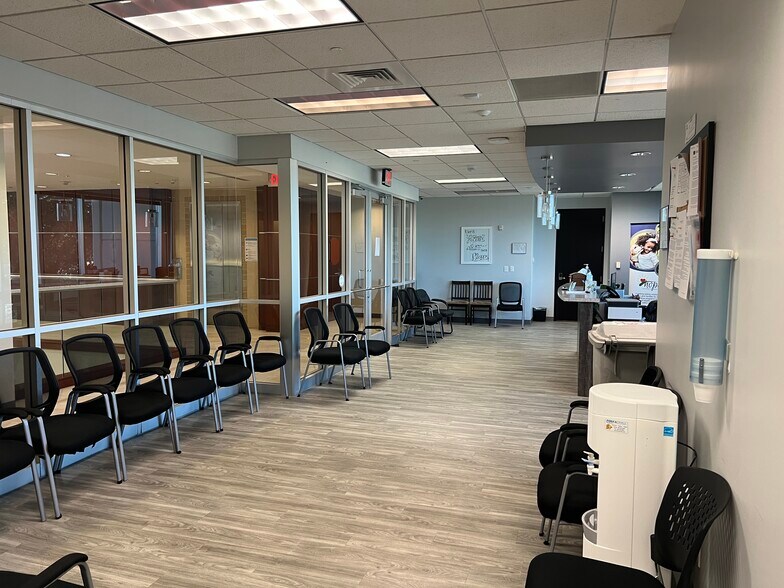 More Photos Of 5701 W Talavi Blvd, Glendale Office For Lease