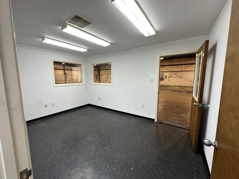 More Photos Of 13408 Redfish Ln, Stafford Warehouse For Lease