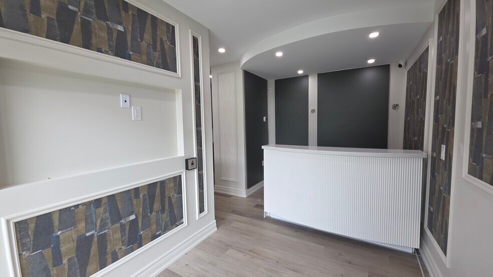 More Photos Of 431 Dougall Av, Caledon Office Residential For Sale