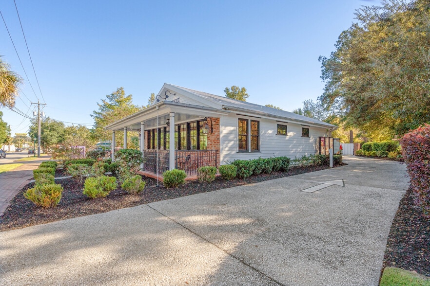 More Photos Of 8026 E Main St, Ridgeland General Retail For Sale