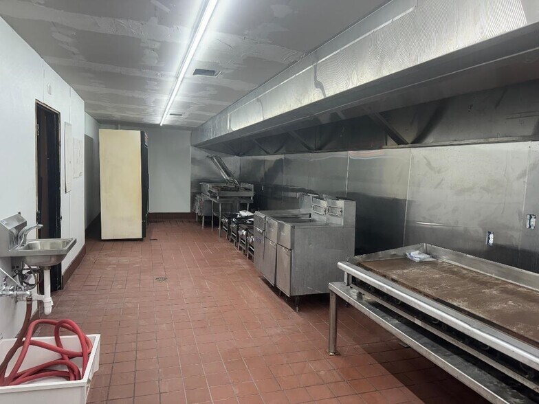 More Photos Of 711 Freeport St, Houston Bar For Sale