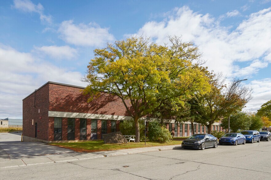 More Photos Of 8459-8497 Ch Dalton, Mont-Royal Flex For Lease