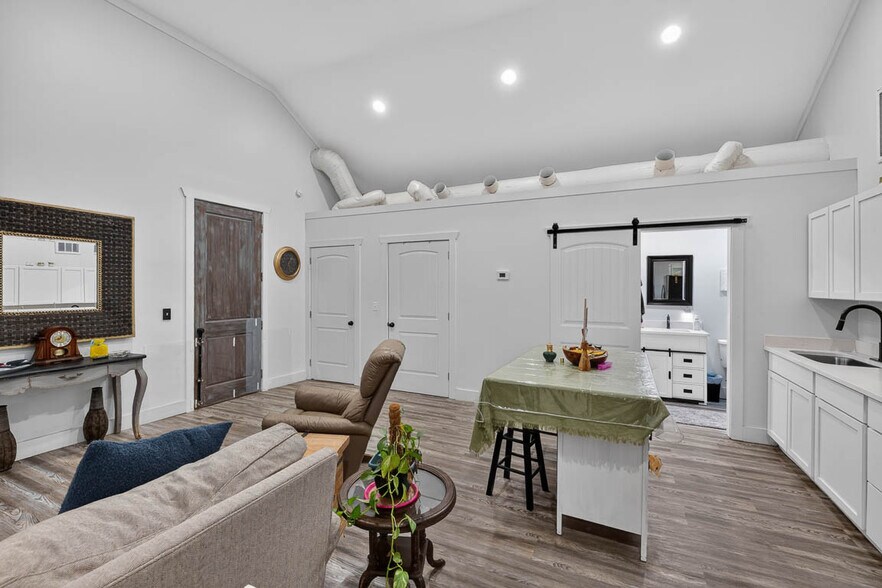 More Photos Of 1607 Norwich St, Brunswick Flex For Sale