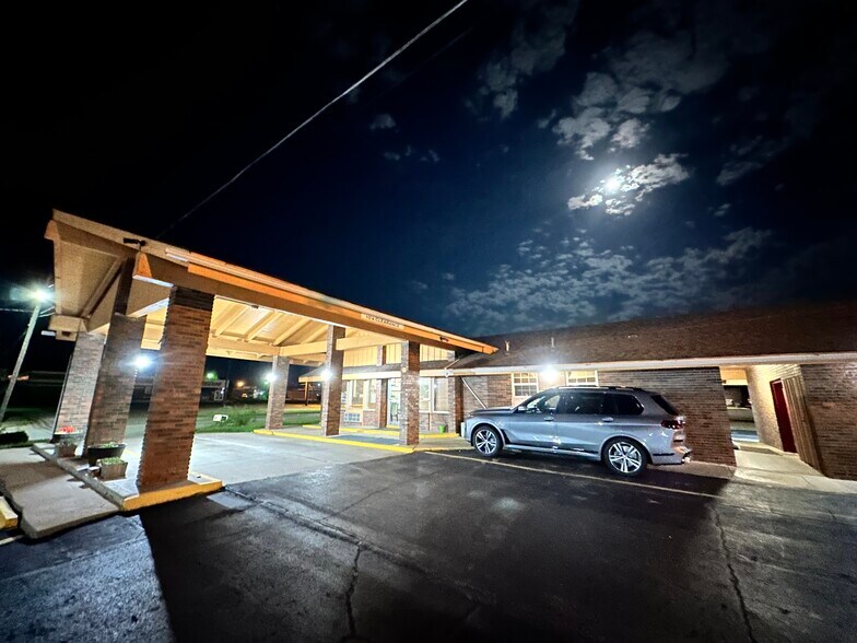 More Photos Of 14 N State St, Iola Hotel For Sale