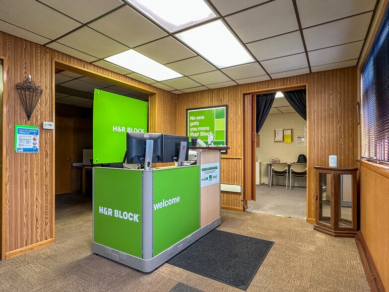 More Photos Of 233 S 8th St, Medford Office For Sale