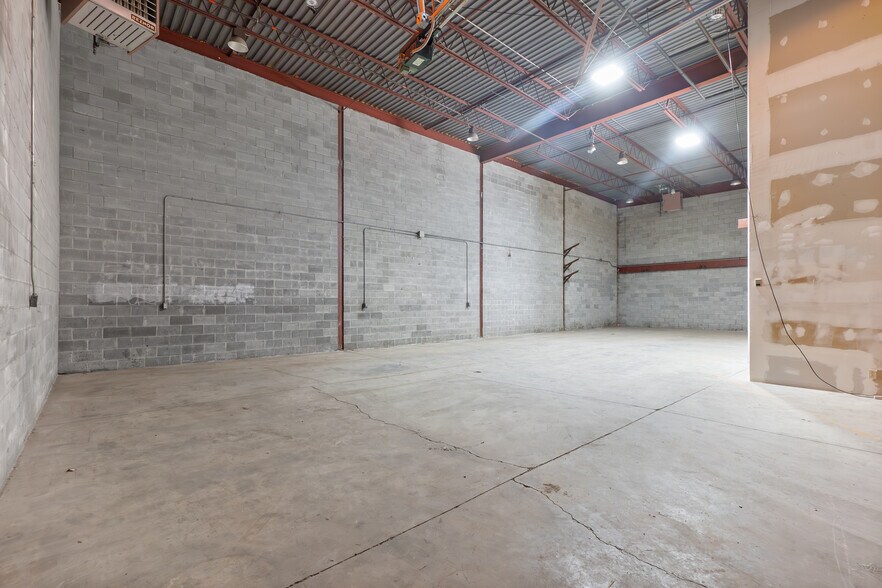 More Photos Of 403-409 Rue Saint-Roch, Montréal Warehouse For Lease