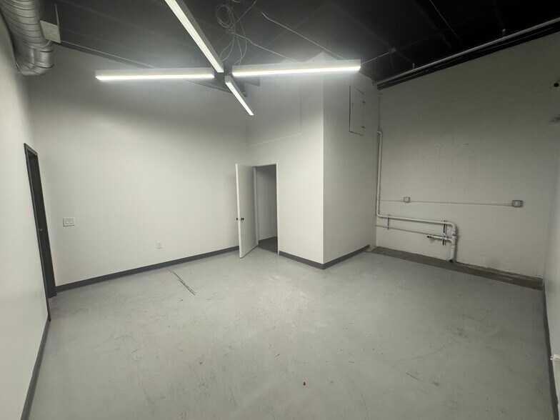 More Photos Of 1412 S Gerhart Ave, Commerce Warehouse For Lease