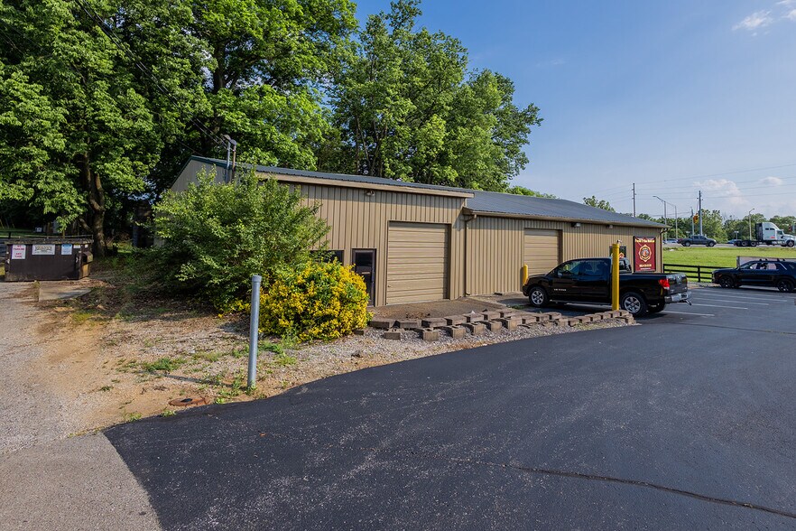 More Photos Of 654 Versailles Rd, Frankfort Showroom For Lease