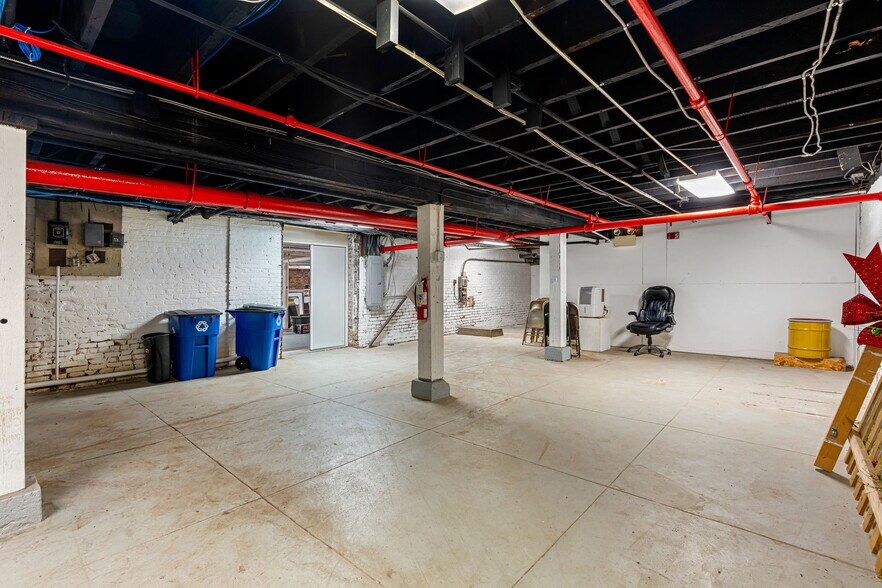 More Photos Of 222 Pearl St, New Albany Office Residential For Lease