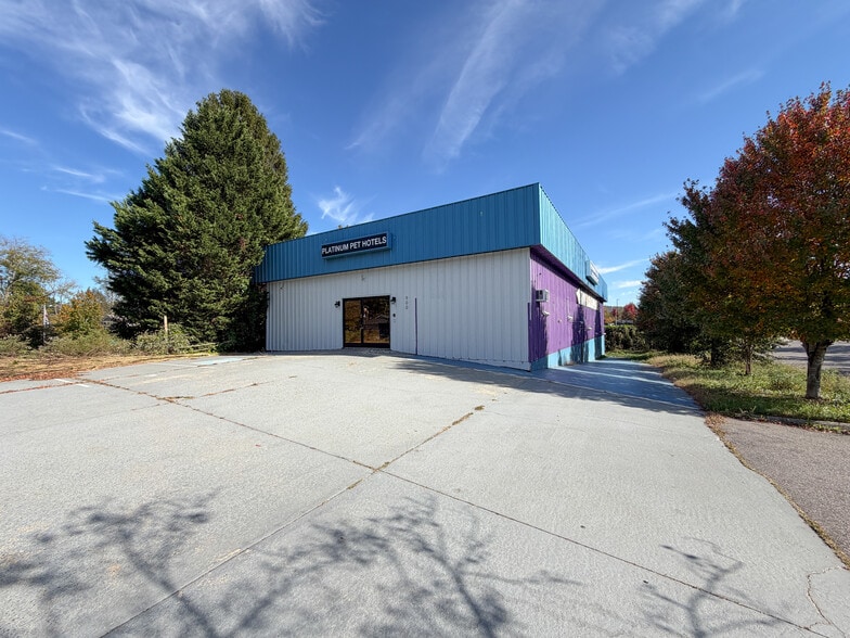 More Photos Of 900 W Chapel Rd, Asheville Showroom For Sale