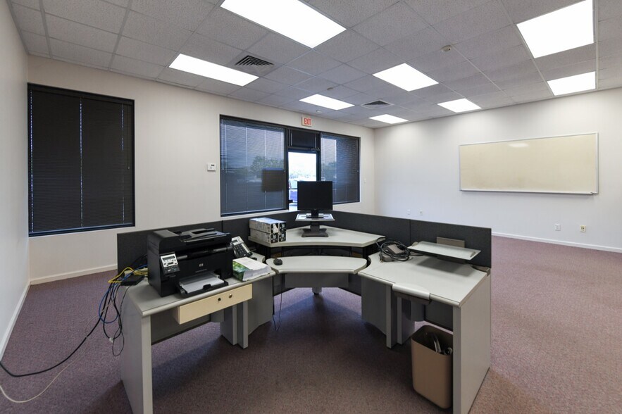 More Photos Of 409 Chicago Dr, Fayetteville Flex For Lease