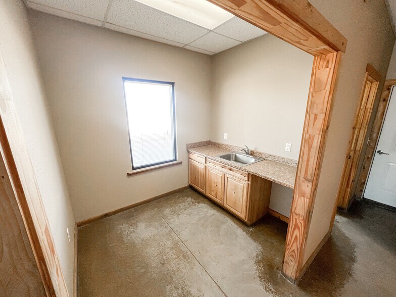 More Photos Of 9003 W County Road 130, Midland Warehouse For Lease