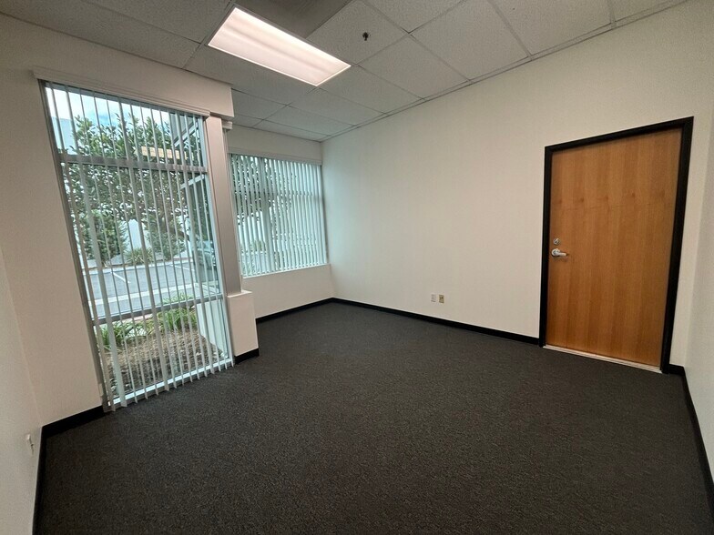 More Photos Of 11438 Knott St, Garden Grove Warehouse For Lease