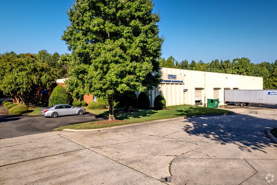More Photos Of 1133 Pressley Rd, Charlotte Warehouse For Sale